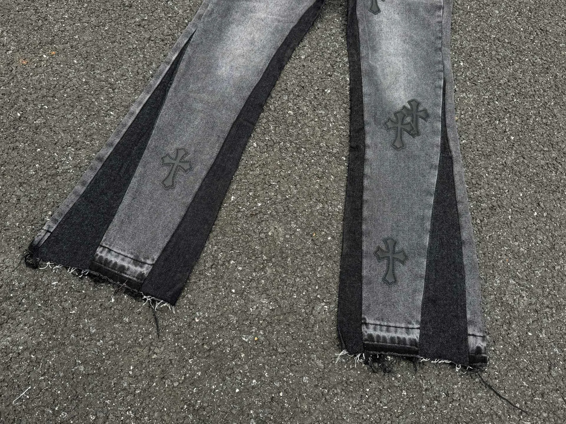 P260💰G99 GALLERY DEPT. Crow's leather cross denim bell-bottoms washed distressed spliced ​​jeans denim washing factory. During the process, the owner of the washing factory helped introduce a boss who once worked at Levi's OEM factory and then started his own business. This also paved the way for the following styles. Therefore, Levi's remodeled single product for the base plate is really familiar. Whether it is the fabrics supplied or the lathes used in production, there is nothing to choose from. -Color: Black -Size: S-XXL (corresponding to 28-36)
